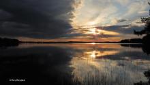 Valon ja varjon leikkiä järvellä
