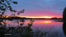 Kaunis auringonlasku järvellä
