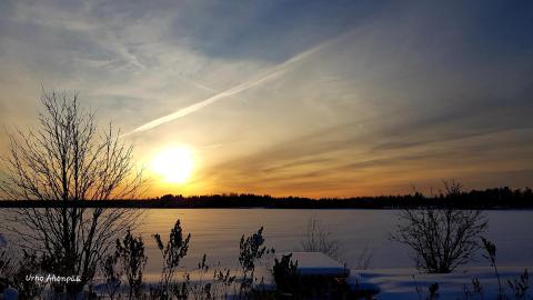 aurinko ja talvinen maisema