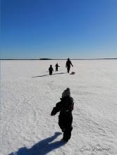 Ihmisiä järven jäällä